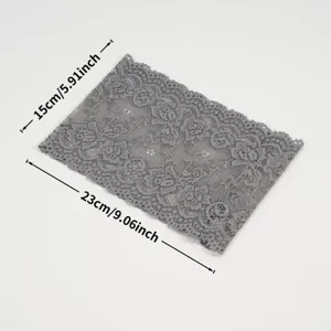 Gedetailleerd overzicht van de grijze kanten elastische haarband, vintage stijl, 23x15cm.