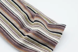 Detailansicht des gestreiften Strick-Haarbands, gemütliches Retro-breites Haaraccessoire.