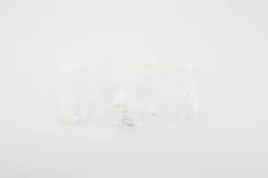 Exquisites Detail des weißen elastischen Spitzenstirnbandes, eleganter Haarschmuck.