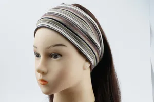Detailansicht eines retro gestreiften Strick-Haarbandes, ideal für Yoga und den Vintage-Alltagsstil.