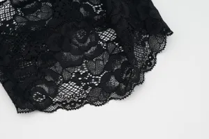 Nahaufnahme von elegantem schwarzem Spitzenstoff mit filigranen Blumenmustern und Netz.