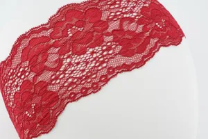 Rotes elastisches Spitzen-Haaraccessoire Detail mit filigranem Hohl-Blumenmuster.