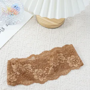 Details des braunen elastischen spitzenstirnbands mit zarter lochmuster blumenspitze.