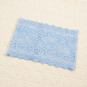 Gedetailleerd overzicht van brede blauwe kant haarband, elegant elastisch haaraccessoire.
