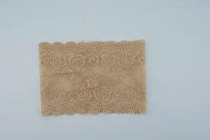 Brede kanten elastische haarband in detail, met prachtig bloemenmotief en fijne textuur.