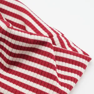Nahaufnahme Detail des rot-weißen gestreiften Strick-Sportstirnbands mit weicher Ripptextur.