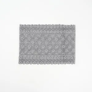 Dettaglio ravvicinato della fascia elastica in pizzo grigio con raffinata trama floreale.