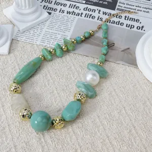 Chic green resin irregular bead statement necklace, fashion trendy collarbone jewelry for women.