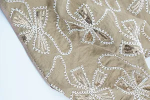 Primer plano detallado de la textura del pañuelo bordado de encaje con lentejuelas.