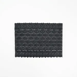Fascia elastica in pizzo nero vista dettagliata, accessorio per capelli con motivo floreale.