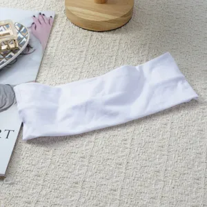 White elastic stretch headband detail, soft fabric close-up for yoga and daily sports use.