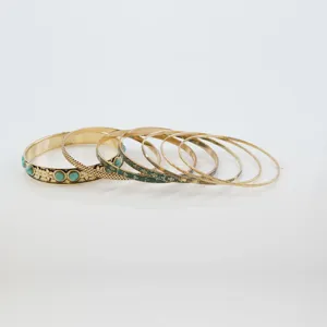 Set di sette bracciali rigidi dorati con pietre turchesi retrò e motivi in smalto verde.