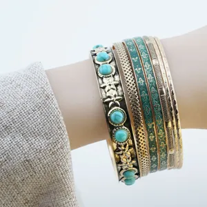 Set di 7 bracciali dorati vintage in turchese con eleganti motivi floreali e intrecciati.