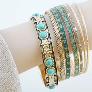 Set di 7 bracciali rigidi vintage oro turchese boho con motivi floreali e intrecciati.