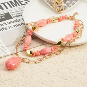 Impresionante collar multicapa de piedra jaspeada rosa con cadenas doradas de moda.