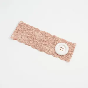 Roze kanten haarband met grote witte knop, elastische haarband, schattig mode haaraccessoire.
