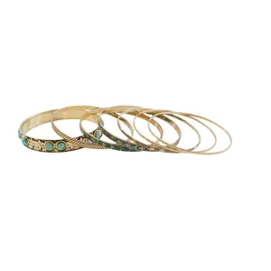 Set di 7 bracciali rigidi dorati vintage con pietre turchesi e motivi floreali chic.