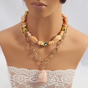 Collar de cuentas multicapa elegante con cadena metálica y colgante ovalado para moda diaria.