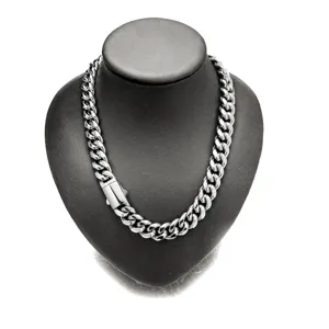 Vue détail du collier chaîne cubaine homme en acier inoxydable hip hop couleur argent poli