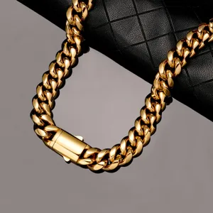 Collier chaîne cubaine en or gros plan, détail bijoux hip-hop en acier titane épais.