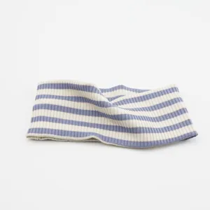 Detailansicht des elastischen gestreiften Stirnbands aus Strick, bequem für Sport und Alltag.