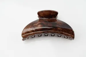 Pinza de pelo marrón mediana con patrón de carey para mujer, accesorio elegante y minimalista.