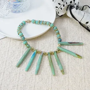 Gros plan détaillé du collier de perles en acrylique couleur turquoise style bohème chic.