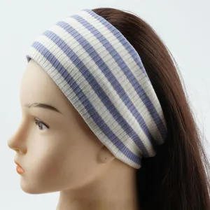 Nahaufnahme eines gestrickten, elastischen breiten Stirnbandes mit Streifen für Sport.