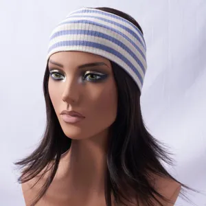 Detailansicht eines stylischen blau-weiß gestreiften breiten Strick-Haarbandes für Sport.