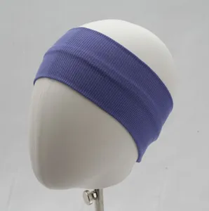 Primer plano detallado de una diadema de punto morada lisa con gran elasticidad.