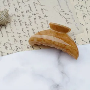 Pinza de pelo marrón mediana para mujer, pinza de tiburón acrílica minimalista para peinados chic.