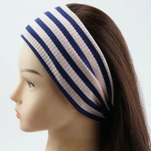 Detailaufnahme des breiten, gestrickten Streifen-Haarbands am Modell zeigt die Textur.