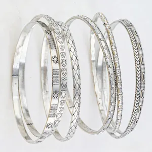 Silbernes Metall Armreif Set mit geometrischen Stern und Herz Mustern für Modeschmuck.