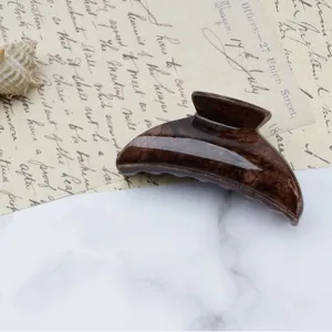 Pinza de pelo mediana carey marrón para mujer, accesorio de peluquería minimalista y elegante.