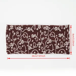 Vue détaillée du bandeau tricoté floral rétro, montrant une taille 20x8cm et matière élastique.