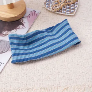 Nahaufnahme des blau gestreiften Strickstirnbandes mit weicher und elastischer Struktur.