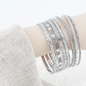 Vintage silberne Armreif Set gestapelt mit Strass Herzen Sternen und geometrischen Texturen