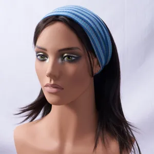 Detailansicht des blauen gestreiften Strick-Haarbands, elastisches Yoga Fitness Haaraccessoire.