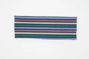 Primer plano detallado de una diadema de punto a rayas vintage con alta elasticidad y diseño.