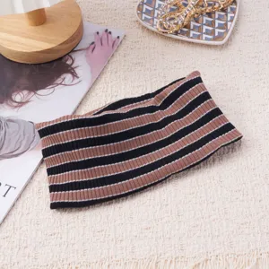 Detailansicht des gestreiften Strickstirnbands mit weicher Textur und elastischer Passform.