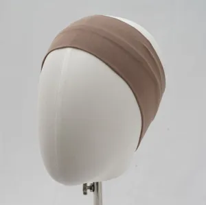 Vue détaillée du bandeau élastique marron, mettant en valeur son tissu doux et son design uni.