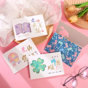 Vue détaillée de cartes de vœux créatives pour la fête des enseignants avec des enveloppes.