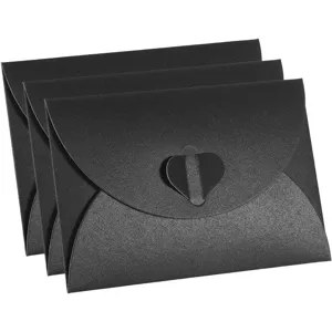 Sobre de papel perlado negro con solapa de corazón, estilo vintage para tarjetas.