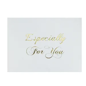 Tarjeta de felicitación blanca con texto dorado Especially For You para fiestas cumpleaños y flores.