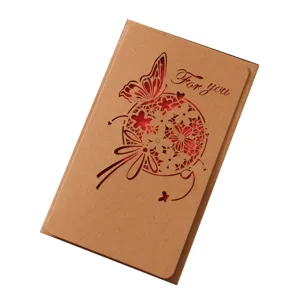 Carte de vœux vintage en papier kraft avec papillon et motif floral découpés au laser.