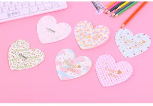 Bonitas tarjetas de felicitación en forma de corazón y blocs de notas para San Valentín.