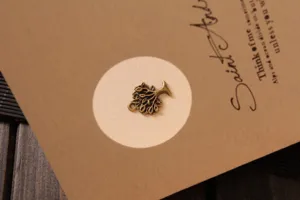 Tarjeta de felicitación retro con colgante de árbol de metal y diseño de papel kraft y texto elegante