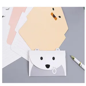 Primer plano detallado de lindas tarjetas de felicitación de animales de dibujos animados y sobres.