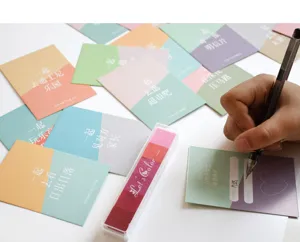 Vue détaillée de cartes de liste de seau de couple avec des tâches et des jolis motifs.