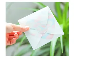 Sobre translúcido esmerilado con tarjeta de felicitación de corazón colorido para regalos